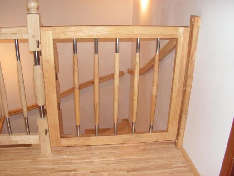 Dřevěná dětská vrátka na schodišti