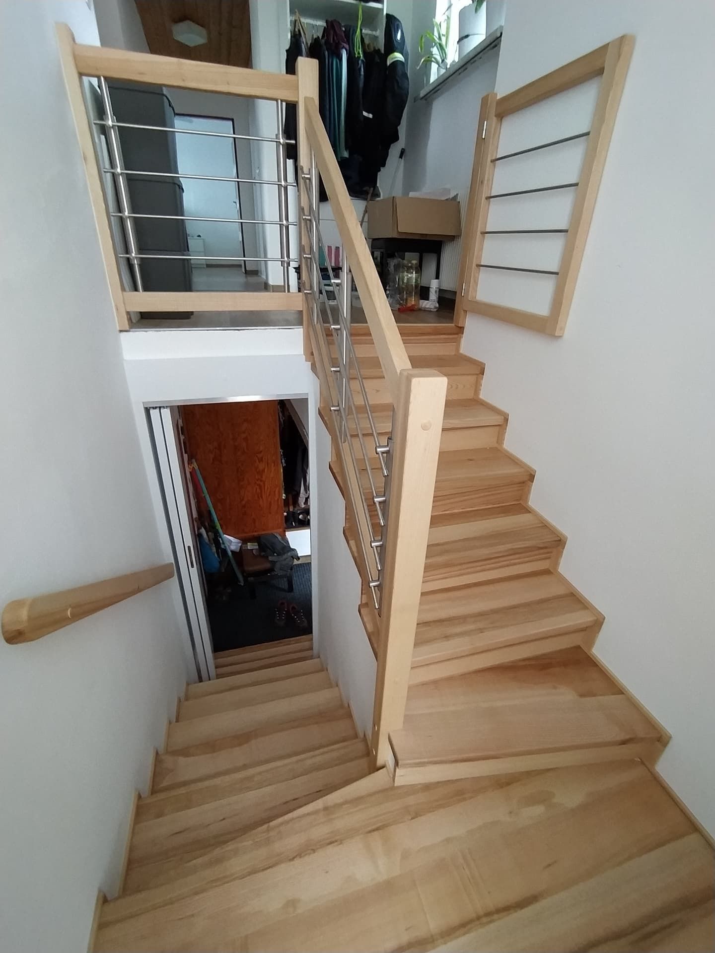 Obkladové schodiště, jasan