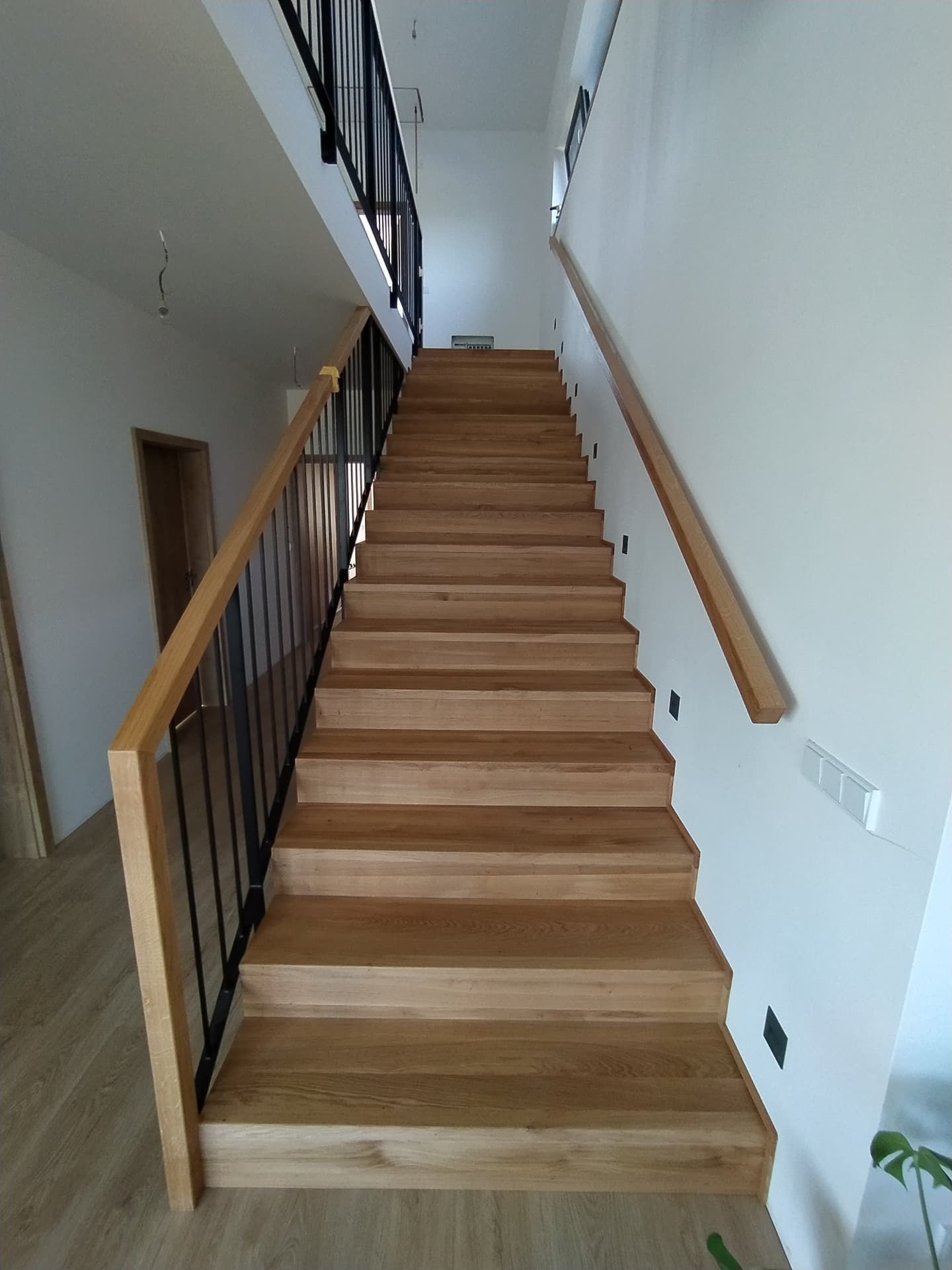Obkladové schodiště, dub