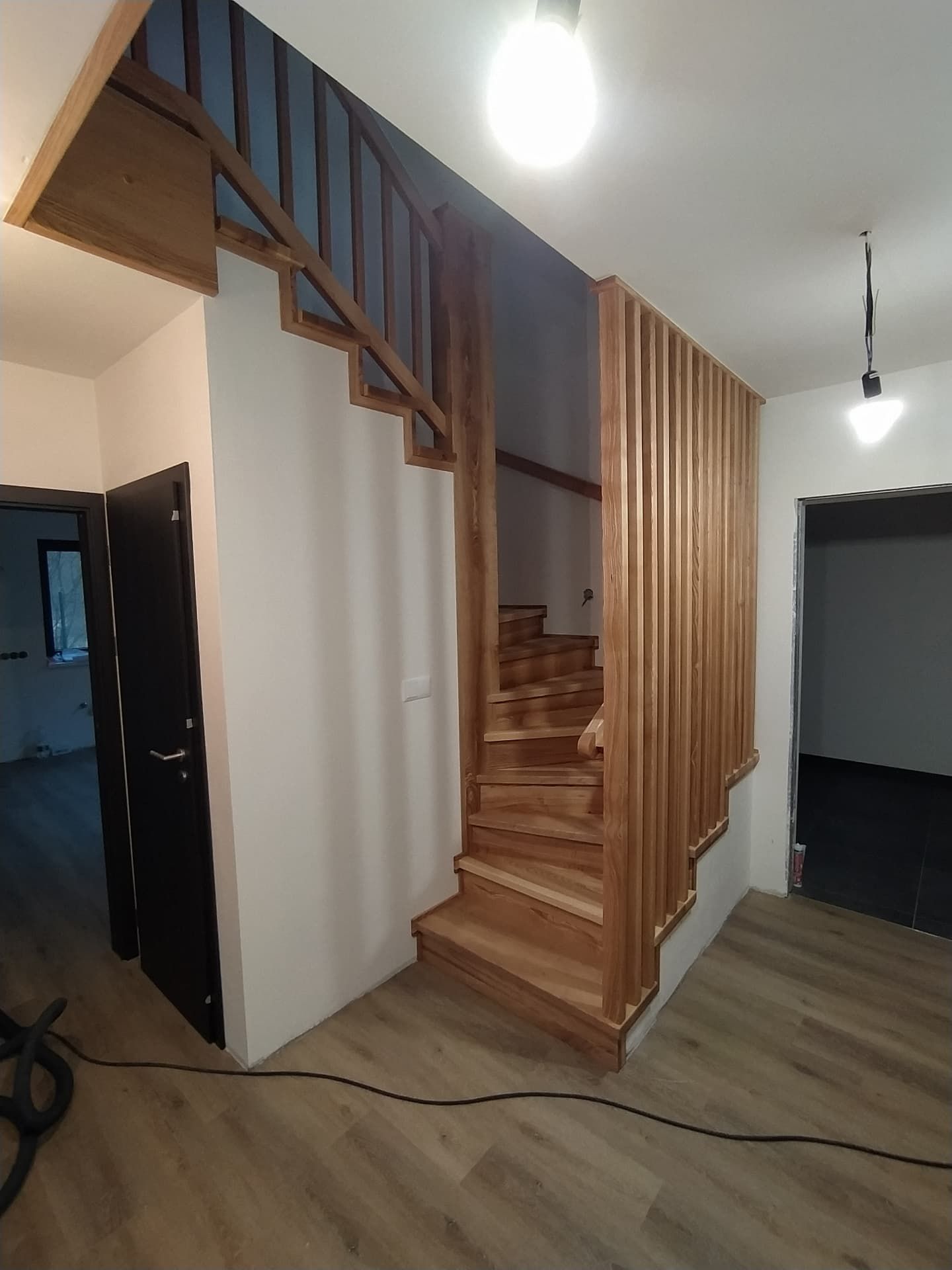 Obkladové schodiště, jasan
