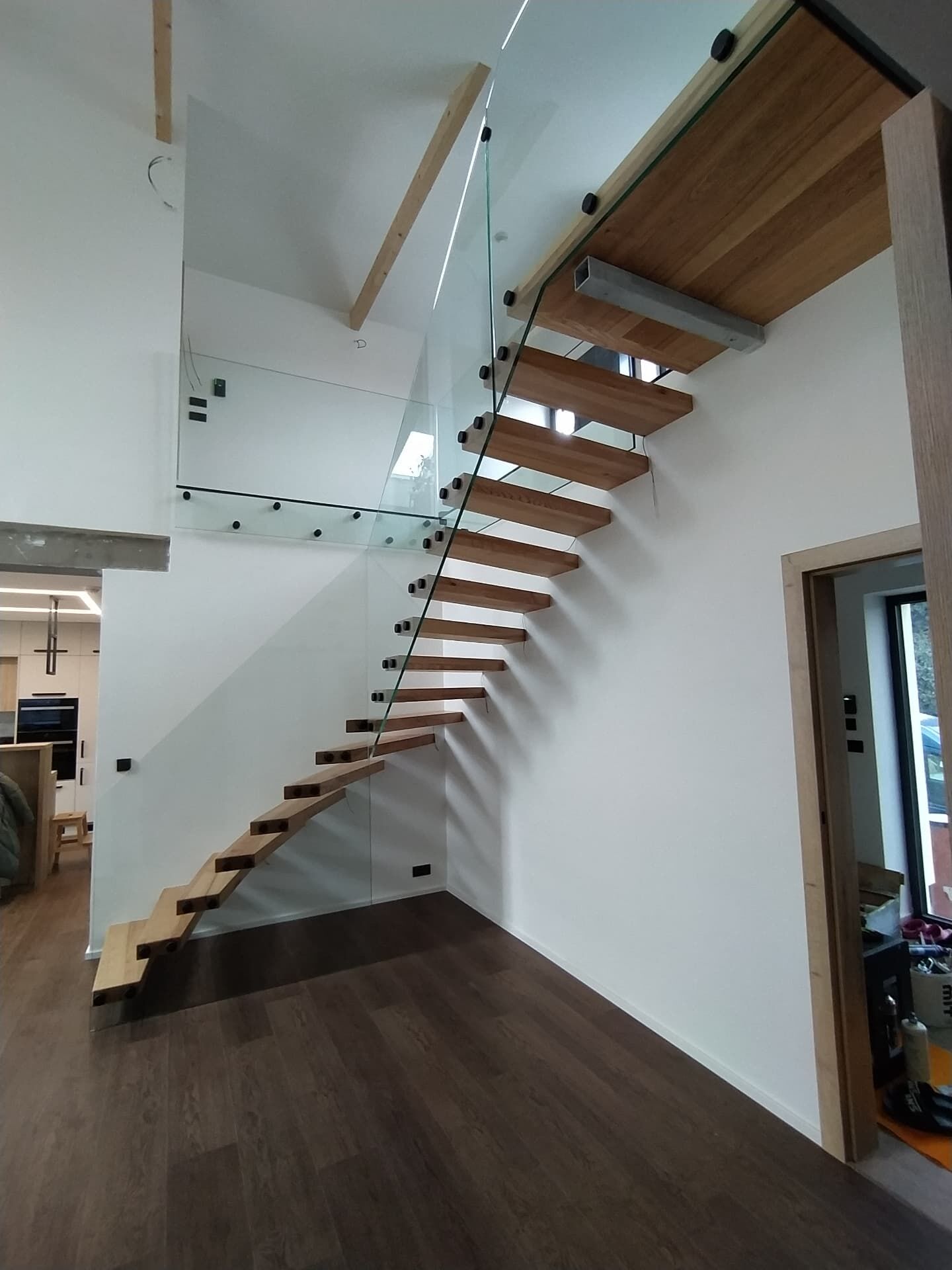 Vynášené schodiště, dub