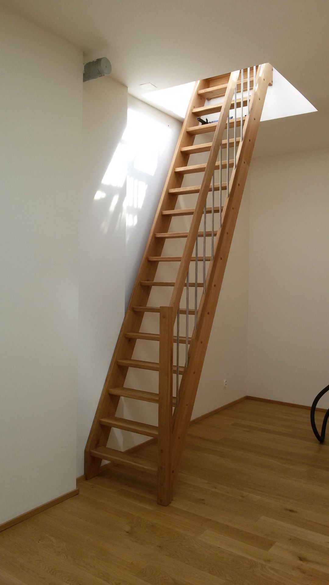 Atypické schodiště, dub