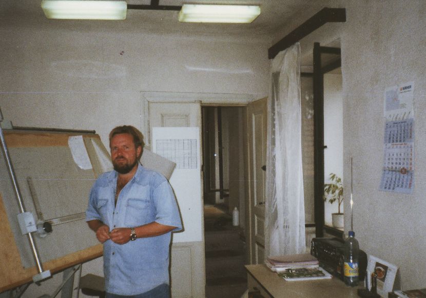 Jan Kolář u nákresné desky v kanceláři, 1990