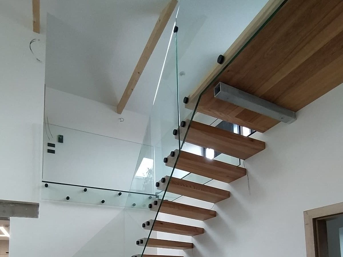 Detail zábradlí se skleněnou výplní, dub
